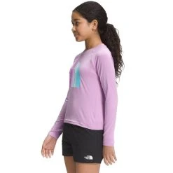 THE NORTH FACE Girls’ Amphibious Long-Sleeve Sun Tee 7 THE NORTH FACE Girls’ Amphibious Long-Sleeve Sun Tee -The North Face shop 2085550 570 alt2